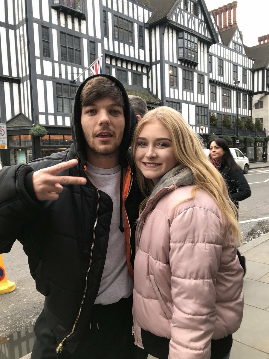 Roberta71503668's tweet photo. Louis oggi a Londra con una fan. 

24 Novembre 2017 @Louis_Tomlinson https://t.co/kLhVu0pjZv