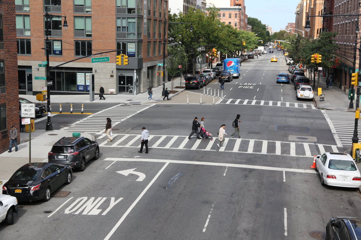 NYC_DOT's tweet image. Crews also recently installed #LPIs at 116th St. &amp;amp; Madison Ave. in #Harlem. More on where #LPIs can be found citywide: on.nyc.gov/1uKbvfs