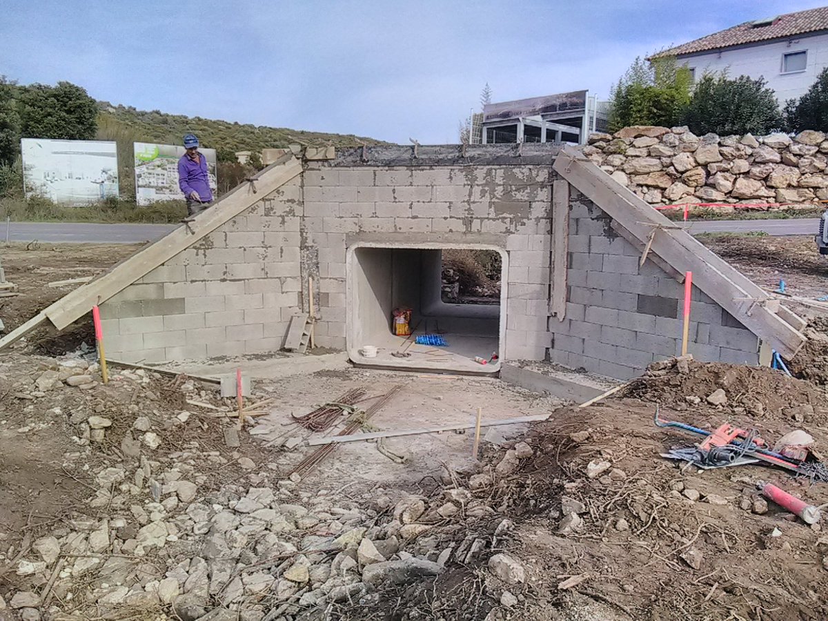 cismonte2b's tweet photo. Inforoutes 🚧 #cd2b  RD 82 travaux du giratoire au droit du Leclerc, Oletta 
Mise en place des cadres et essais de plaques avant la construction de la bretelle de raccordement https://t.co/u0qzcIXRek