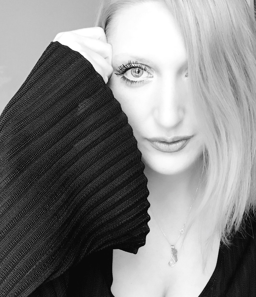 EmineMusic's tweet photo. New single #onmyown which I wrote for @NothingbutyouN is out now and I am not mad! https://t.co/1E3AYLAfav #iTunes #Spotify #Shazam #deezer #AppleMusic #GooglePlayMusic 🙏🏻🍾happy weekend... 💜💞💗🎼🎧🎤 #mood 🖤⚪️🧡 https://t.co/G558dFAgXe