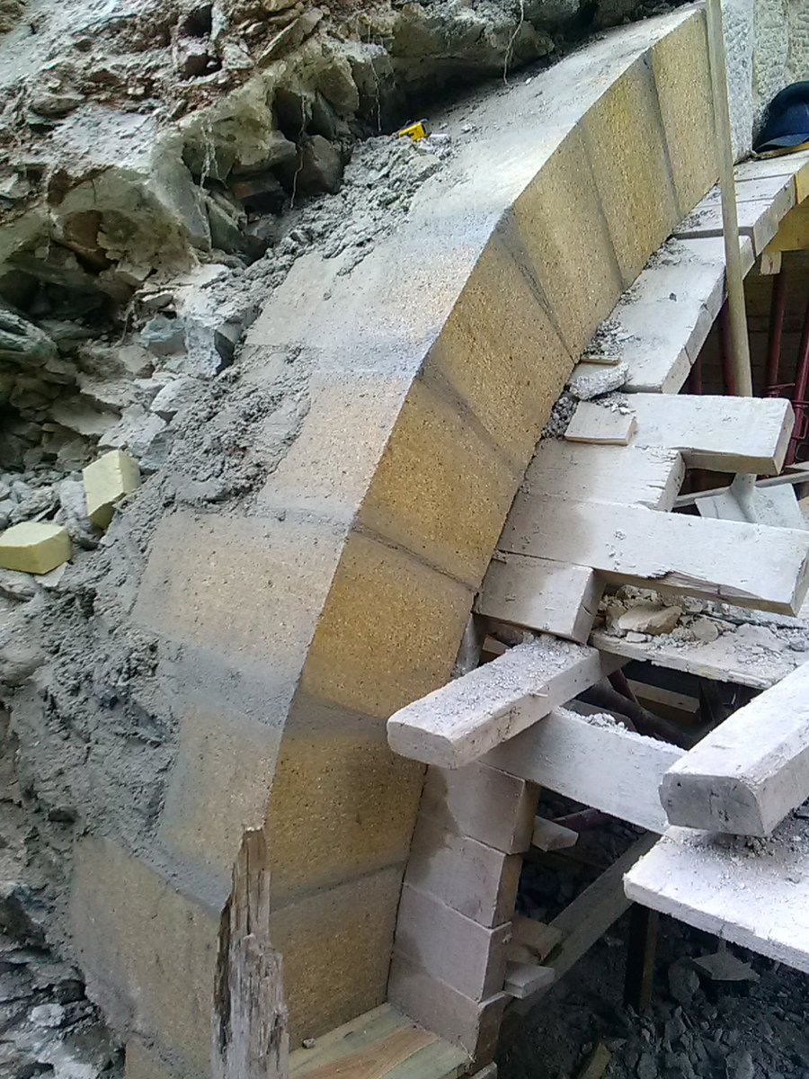 cismonte2b's tweet photo. Inforoutes 🚧 #cd2b RD 238 Poggio d'Oletta, confortement du pont, mise en place du bandeau en pierres de taille ( recommandations Grand Site de France) et élévation en pierre avant comblement en béton  et reconstruction de la partie de voûte. https://t.co/uipx4HBOrV