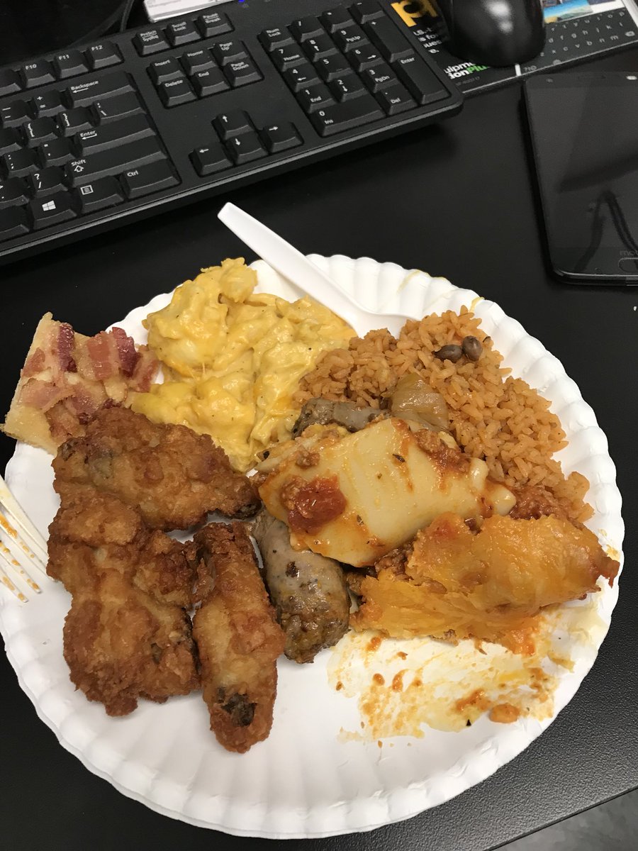 Philly2Chicago's tweet photo. @HirdChris @DGidelski @wulfpack20 When you’re downtown your Stores make plates for you!! All home made!!
#HuWhat??? https://t.co/ZaczkqxAT9