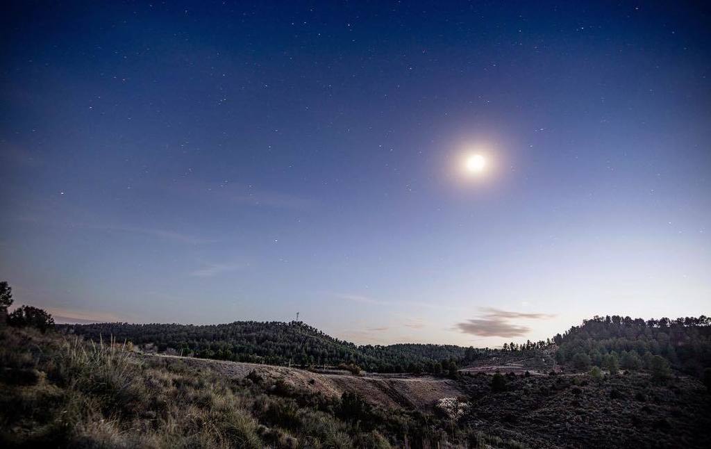 a_leemiller's tweet photo. Tonight we are lookjng down on the beautiful Reserva Natural de las Hoces , a breathtaking wildlife and nature park close in the Valencia province close to Lake Mancha, the land of Don Quixote. The sun has just set and the moon is rising.
.
.
.
.
#igsun… https://t.co/TIZLAOLpJo https://t.co/PDQBk21Hrd