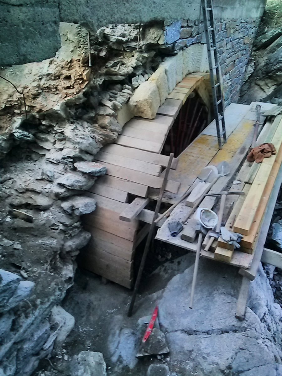 cismonte2b's tweet photo. Inforoutes 🚧 #cd2b RD 238 Poggio d'Oletta, confortement du pont, mise en place du bandeau en pierres de taille ( recommandations Grand Site de France) et élévation en pierre avant comblement en béton  et reconstruction de la partie de voûte. https://t.co/uipx4HBOrV
