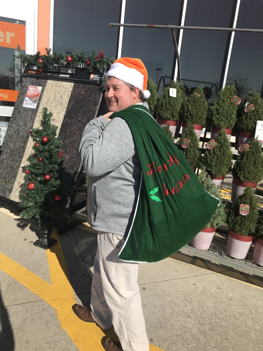 Store #3 great solid traffic! And some awesome visitors! @ChrisBergHD  <a href="/LayneThome/">Layne Thome</a>  <a href="/AngelaWires/">Angela Wires</a>  @rich_loyd