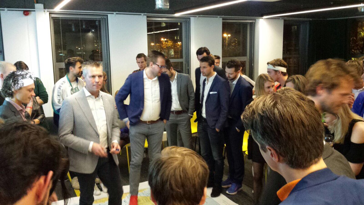 jongoranjeYP's tweet photo. In 2 workshoprondes smijten @JNiebeek en Francesco Wessels van @nocnsf met #teamwork tips van de bovenste plank. 
Mooie toevoeging aan het #Sneakergala2017 https://t.co/JnfC8UvXB3
