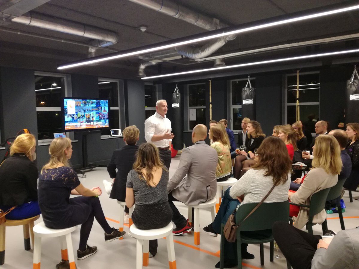 In 2 workshoprondes smijten <a href="/JNiebeek/">Jan Niebeek</a> en Francesco Wessels van <a href="/nocnsf/">NOC*NSF</a> met #teamwork tips van de bovenste plank. 
Mooie toevoeging aan het #Sneakergala2017