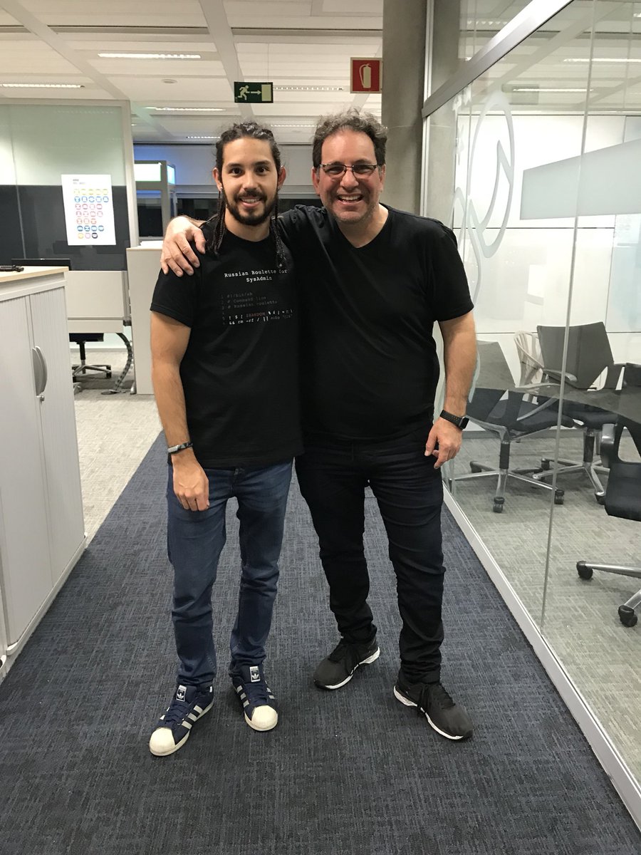 toolsprods's tweet photo. With the big one @kevinmitnick we have fun playing with bluetooth and iPhones #dirtytooth #GreatHacking @ElevenPaths https://t.co/yM9cQdeEZr