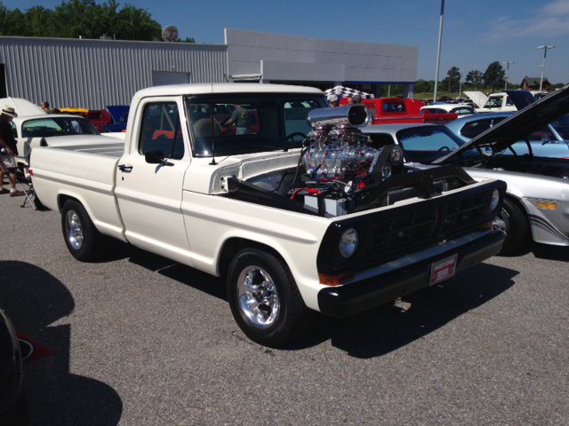 LMCTruck's tweet image. Tracy Clark completed a #frameoff restoration on this 1971 #Ford #F100. The motor is a 460, stroked to 520 and a 671 blower.