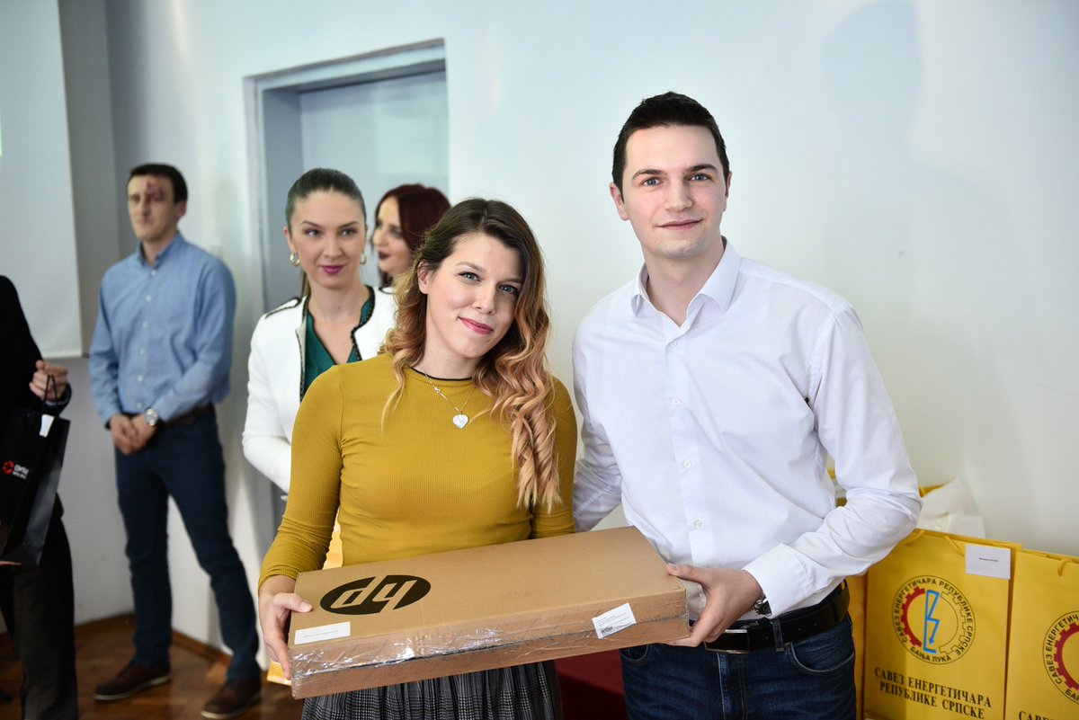 LanacoCompany's tweet photo. Povodom 55 godina postojanja Elektrotehničkog fakulteta Univerziteta u Banjoj Luci, naša kompanija nagradila je najuspješnijeg studenta četvrte godine, smjer Računarstvo i informatika. Čestitamo! #lanacocompany https://t.co/giRNKCzKCs