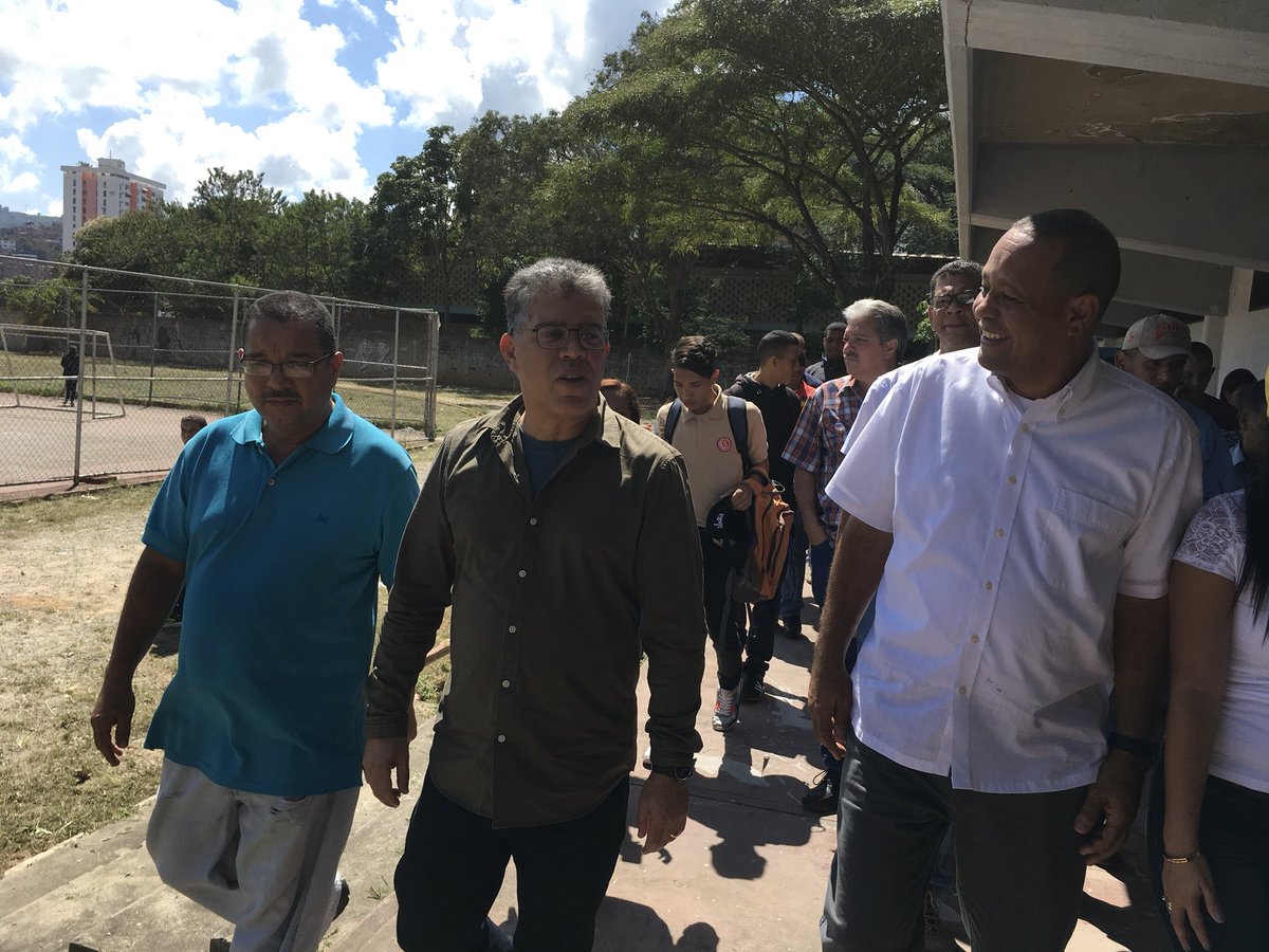 JauaMiranda's tweet photo. Hoy nos desplegamos en Petare en liceos,  centros de salud, instalaciones deportivas, comunidades y hogares #SomosVenezuela https://t.co/721LdqueWq