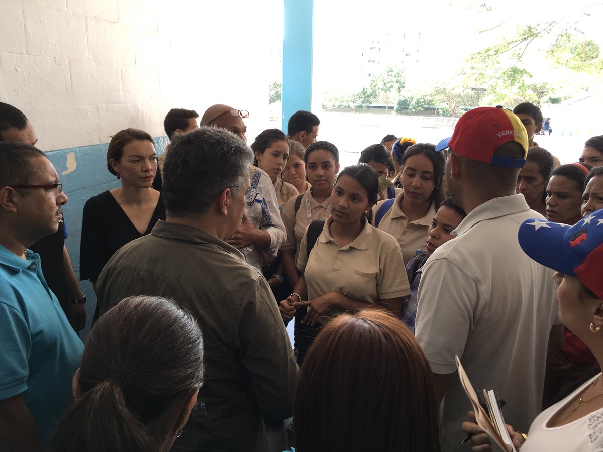 JauaMiranda's tweet photo. Hoy nos desplegamos en Petare en liceos,  centros de salud, instalaciones deportivas, comunidades y hogares #SomosVenezuela https://t.co/721LdqueWq