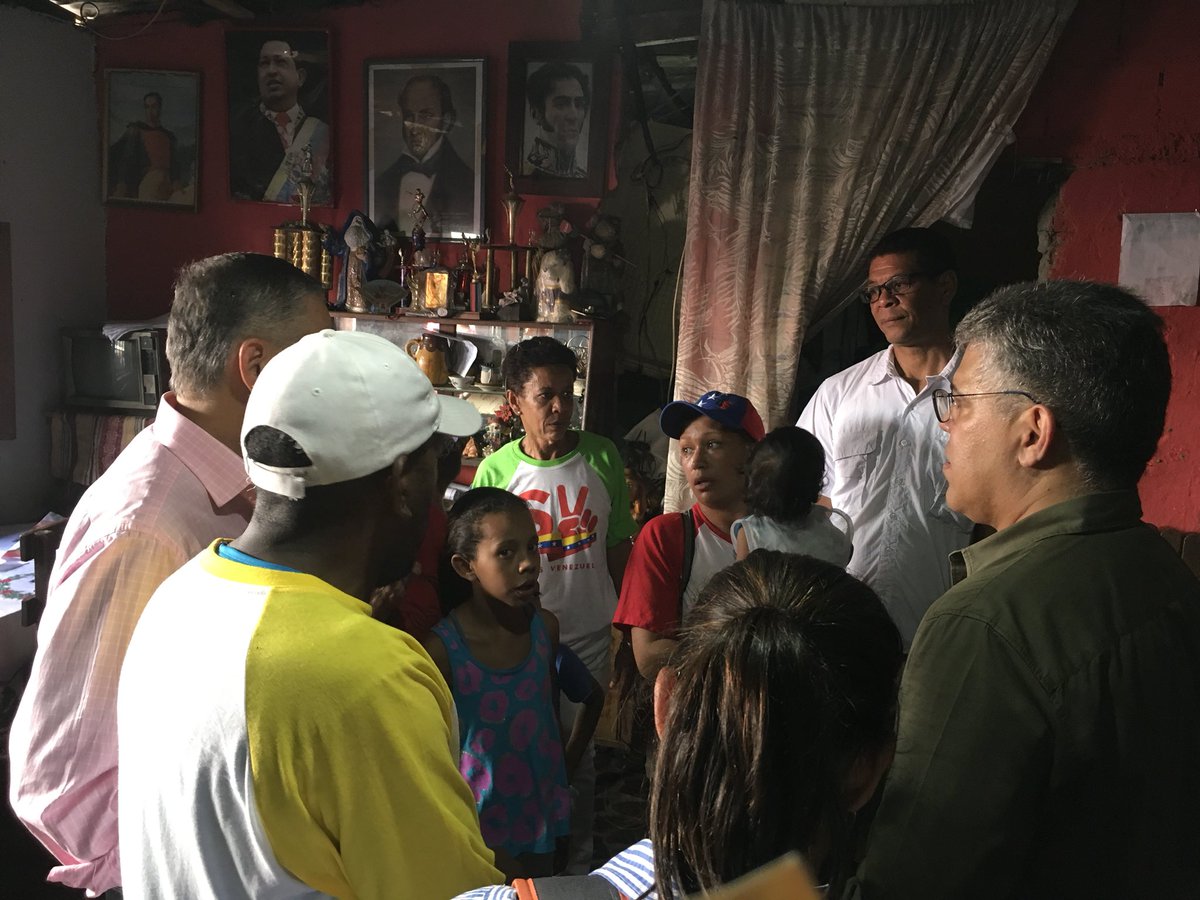JauaMiranda's tweet photo. Hoy nos desplegamos en Petare en liceos,  centros de salud, instalaciones deportivas, comunidades y hogares #SomosVenezuela https://t.co/721LdqueWq