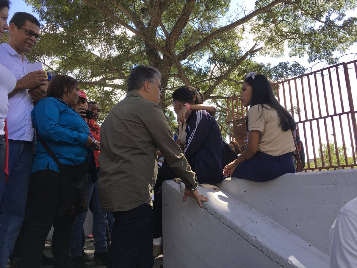 JauaMiranda's tweet photo. Hoy nos desplegamos en Petare en liceos,  centros de salud, instalaciones deportivas, comunidades y hogares #SomosVenezuela https://t.co/721LdqueWq
