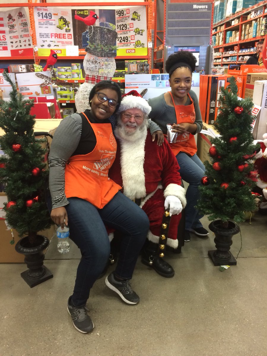 Emme07532949's tweet photo. Santa claus has visited home depot today! ☺️☺️ https://t.co/U0nKmv2o7l