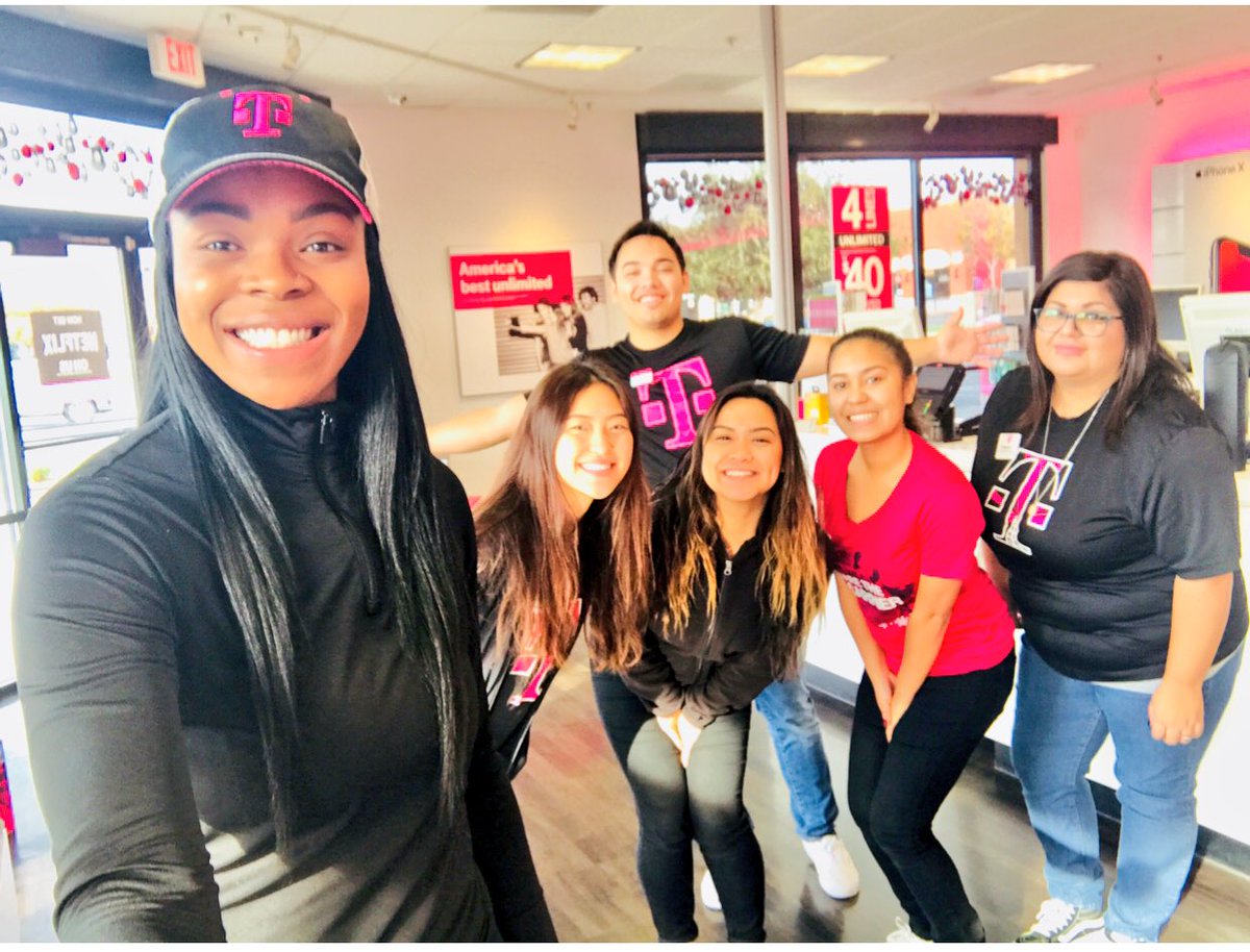 BallMarley15's tweet photo. TBE does Black Friday!!! #tmobile #BlackFriday #bogo #in2s #tbe #magenta https://t.co/GG1nNfDFgI