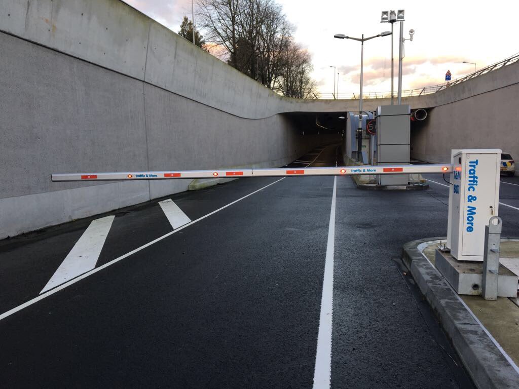 trafficandmore's tweet photo. Recentelijk heeft onze roadblock (https://t.co/E3pfeRjbND ) een prominente  bijrol gespeeld in de bekendste Nederlandse politieserie. Was best spannend tijdens de achtervolging 😊. En onze roadblock heeft perfect zijn werk gedaan. https://t.co/05nZlDLglN