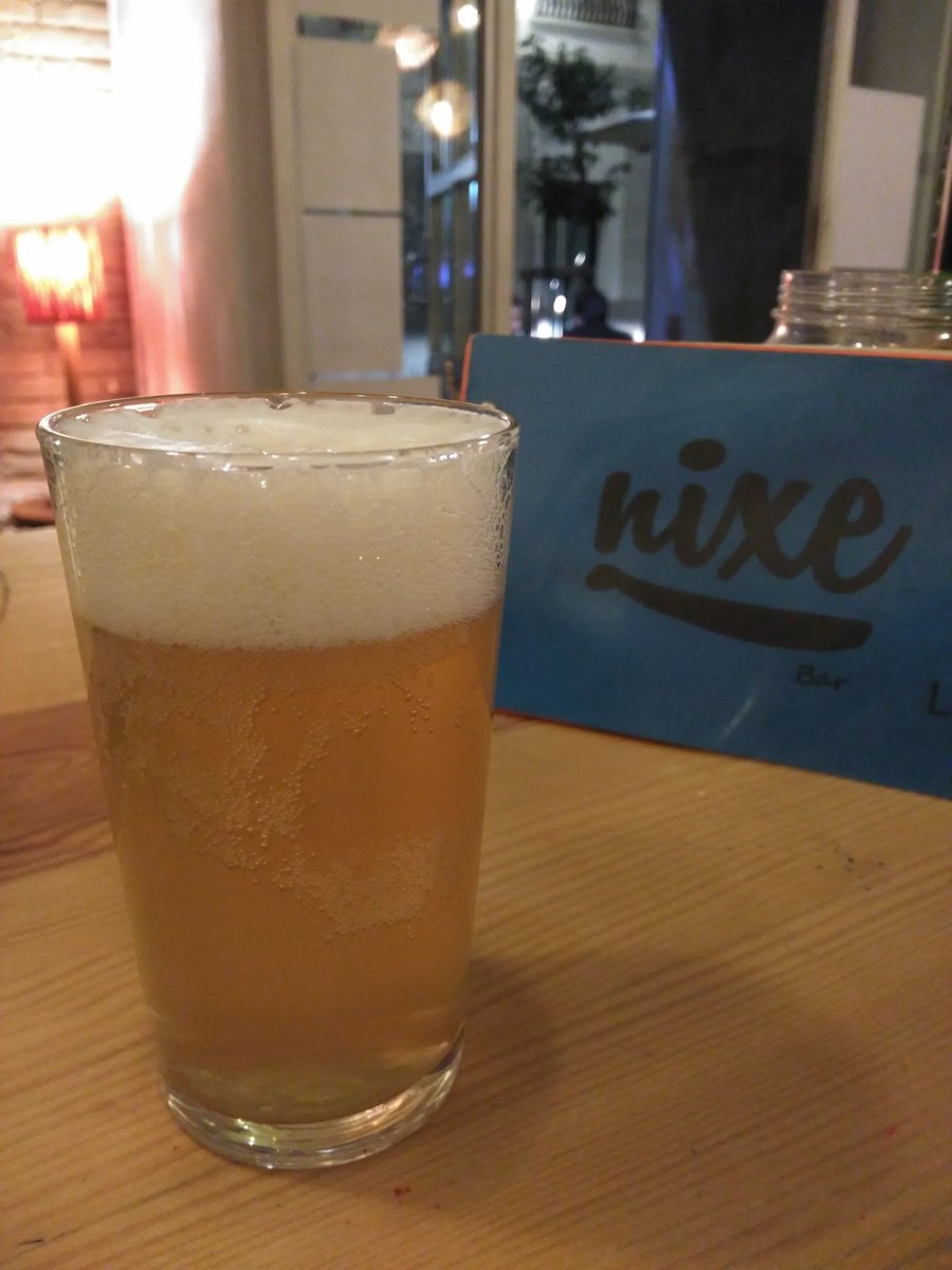 NixeBar's tweet photo. Mirad que color, que espuma. Está diciendo "bébeme". Y eso vamos a hacer, bebérnosla. #FatSparrow de @CervezaDougalls. https://t.co/mojo8cIXVQ