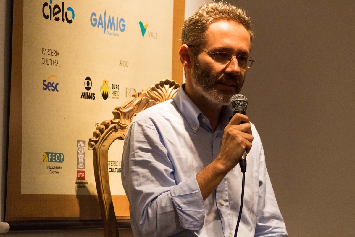 forumdasletras's tweet photo. Nesta tarde, Luís Alberto Brandão fez uma homenagem no Fórum das Letras, com a Canção de Amor para João Gilberto Noll. 😍💌
✨A apresentação foi tocante e encantou a todos! 🗣 Fotos: Samuel Consentino #ForumdasLetras2017 #SentimentoDoMundo #PoesiaComoAntidoto https://t.co/7SPZAEH6Ye