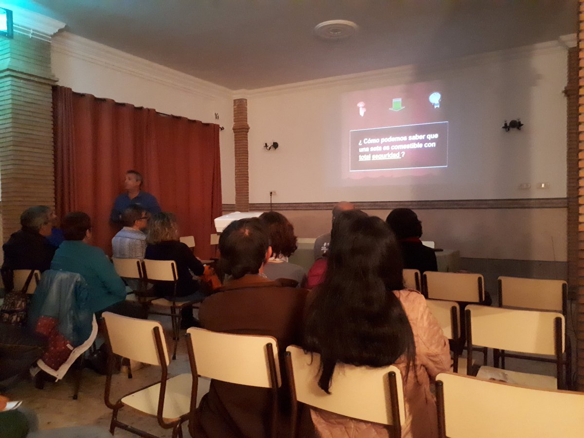 ammsaepo's tweet photo. Gerardo Lopez. veterinario del Distrito sanitario de Granada. Continuamos con ponencia sobre Intoxicaciones de setas. https://t.co/qoIy2UmKDc