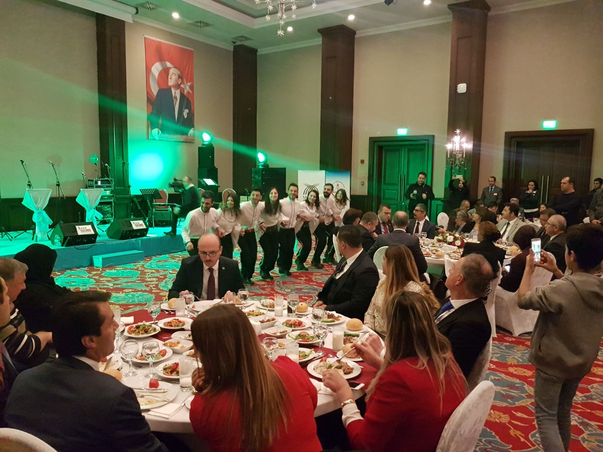 Artuklu Kaymakamı/Belediye Başkan Vekili Şakir Öner Öztürk ve eşi Şeyma Öztürk Öğretmenler Günü münasebetiyle düzenlenen yemek programında