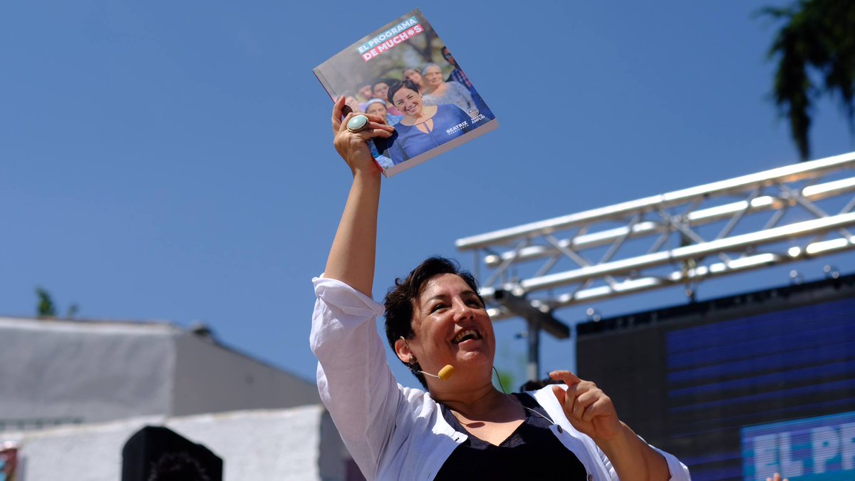 SebaDepolo's tweet photo. A todos los que andan preguntando por las propuestas clave del @elfrente_amplio les recomiendo leer #ElProgramaDeMuchos de @BeaSanchezYTu https://t.co/cbTFxpMGhQ https://t.co/caDF0AJdFq