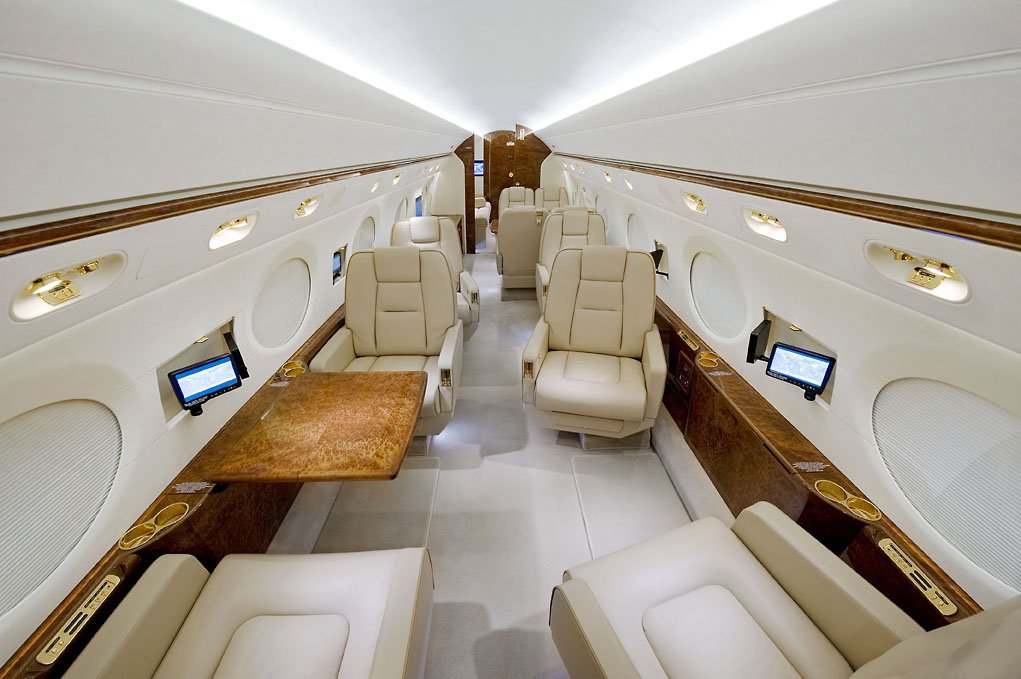 GlobalJetP's tweet photo. Looking to #fly on this Global jet? Whether you're in #london #la #Vegas #nyc or #dubai #riyadh or #jeddah we assist you till you reach your final #Destination safely #SafetyFirst #FridayFeeling #FridayThoughts #BlackFriday #weekend #TGIF #LuxuryTravel #BusinessTravel #business https://t.co/pKMmiYVbIQ