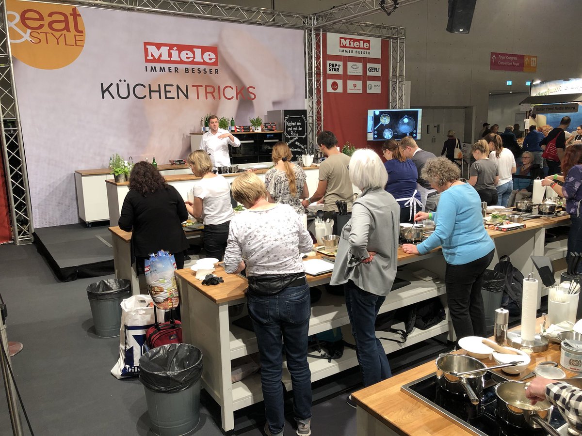 hoomygumb's tweet photo. Beim Miele Küchenstudio zugucken #eas17 #messeherbst17 https://t.co/hx6TotE3Dn