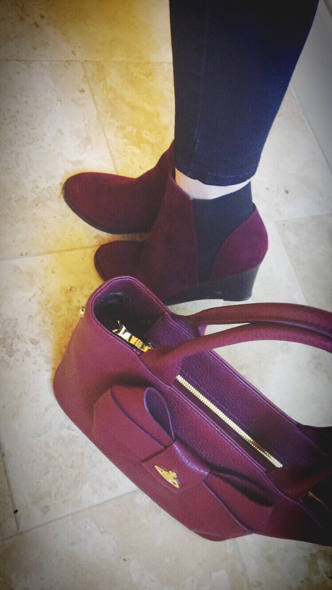 paperdolli1's tweet photo. 📸 Friday’s quick Fashion snap📸

Aubergine and black, a combination to die for.... with a touch of sparkle ✨ https://t.co/U6vpRRanJp