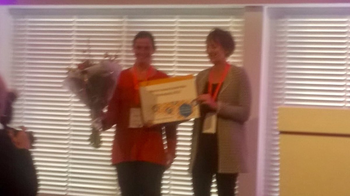 NSPOH's tweet photo. 2e Marie-Louise Essink-Bot posterprijs uitgereikt tijdens het #KAMG congres aan Fleur Groenendijk, aios 2e fase M&G, werkzaam bij GGD zeeland met haar poster over over Vaccinatiebereidheid bij 60-plussers https://t.co/DTOOQAncPq
