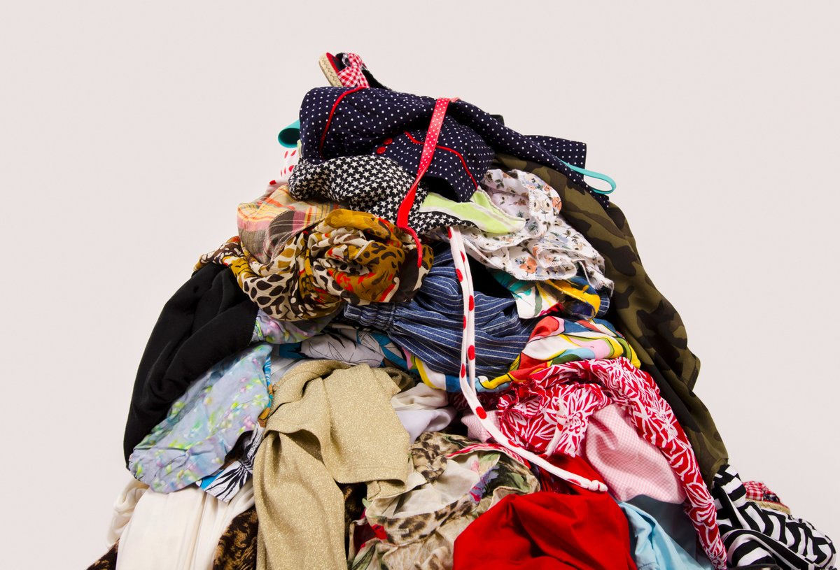 GreenpeaceCAT's tweet photo. Avui es el #BlackFriday però també el #DiaSenseCompres
Us proposem consumir menys i ser més creatius! Crea alguna cosa nova a partir d'altres que tinguis a casa 🔨✂️ #MakeSmthng #GreenFriday https://t.co/1vUMyGGEtL