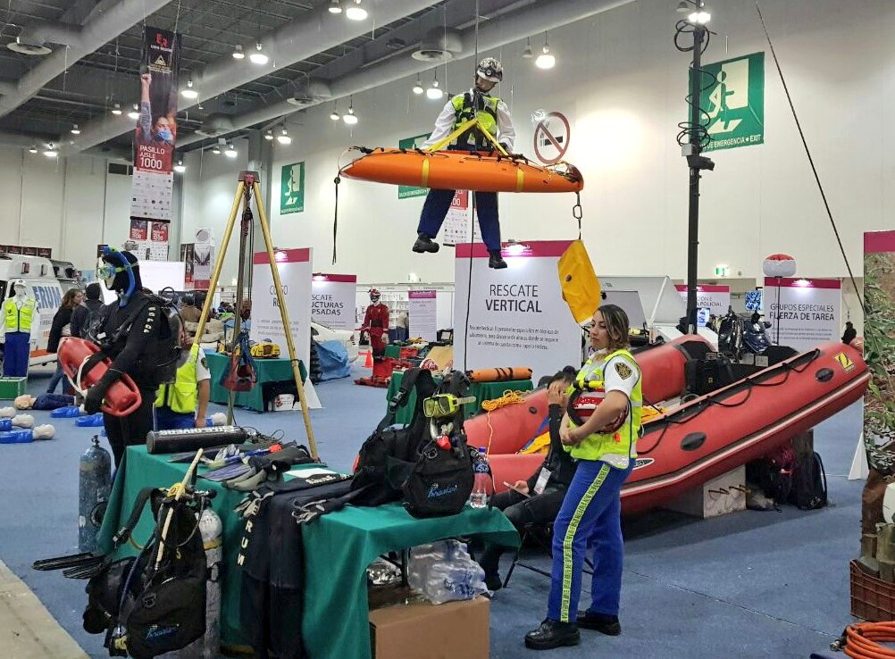 SUUMA_CDMX's tweet photo. El ERUM atiende más de la mitad de las emergencias médicas 🚑 de la CDMX, también realizan rescate vertical y acuático. Conócelos en @ExpoRescue https://t.co/85IqZnwvbO