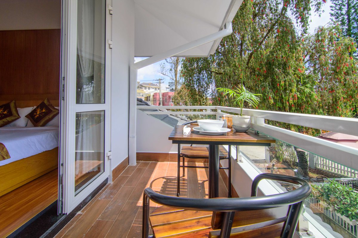 HotelsRobins's tweet photo. 6 days until Du Thuyen Villa opens... 6 wonderful balconies to enjoy a peaceful breakfast on! Your oasis awaits! https://t.co/Gt2WxLx3mv #breakfastoutside #duthuyenvilla #youroasis #dalat #dalathotels https://t.co/fe7honkQus