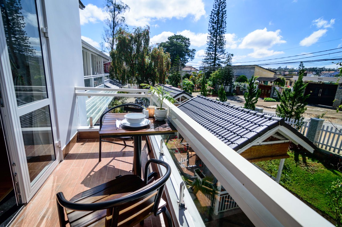 HotelsRobins's tweet photo. 6 days until Du Thuyen Villa opens... 6 wonderful balconies to enjoy a peaceful breakfast on! Your oasis awaits! https://t.co/Gt2WxLx3mv #breakfastoutside #duthuyenvilla #youroasis #dalat #dalathotels https://t.co/fe7honkQus