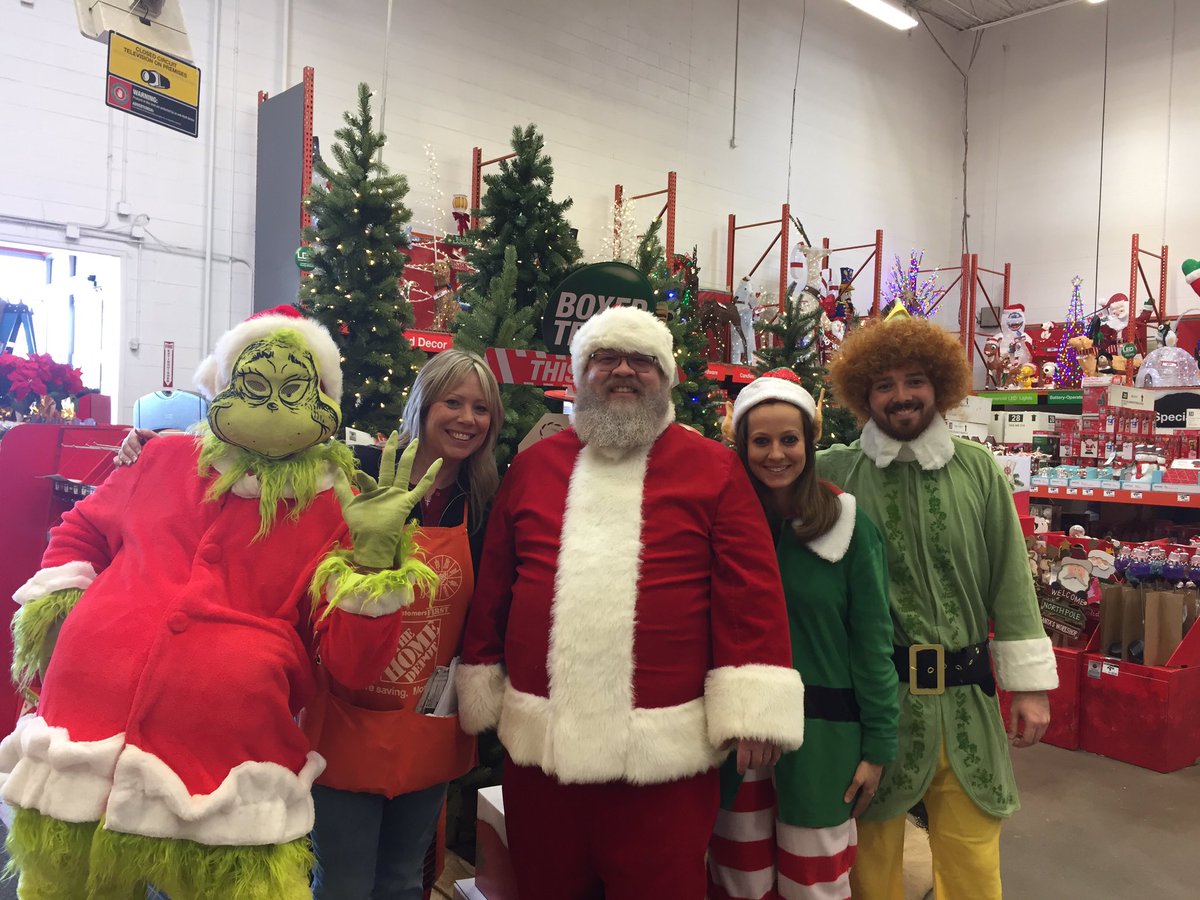 #MA2017NOV24 Store 2557 SM Laura G has fun with holiday characters!