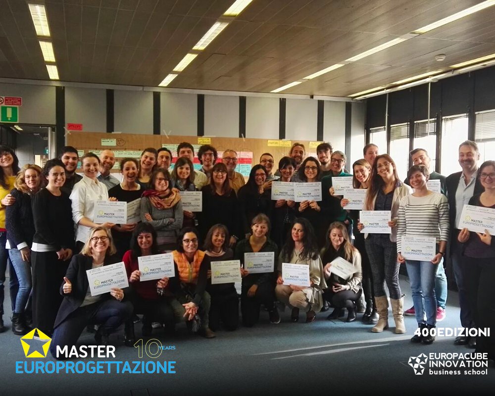 Europa2027's tweet photo. Questa mattina i ragazzi del Master in #Europrogettazione a #Firenze hanno ricevuto l'attestato di partecipazione: complimenti a tutti! #MasterEU 🇪🇺 https://t.co/yvAWjKkruU