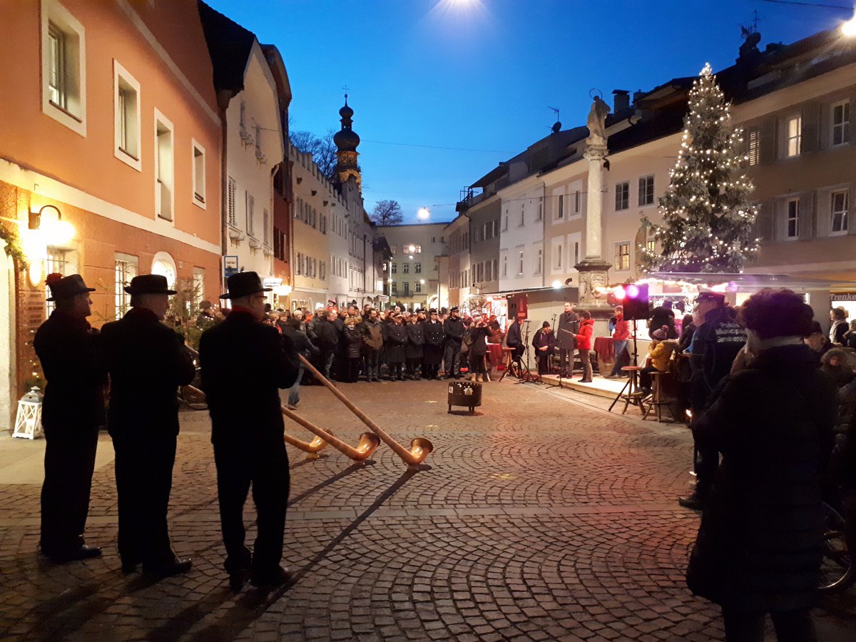Christmas Market opening ceremony in <a href="/Bruneck_Brunico/">Bruneck | Brunico</a>. Enjoy the magical and unique atmosphere from 24.11.2017 until 06.01.2018