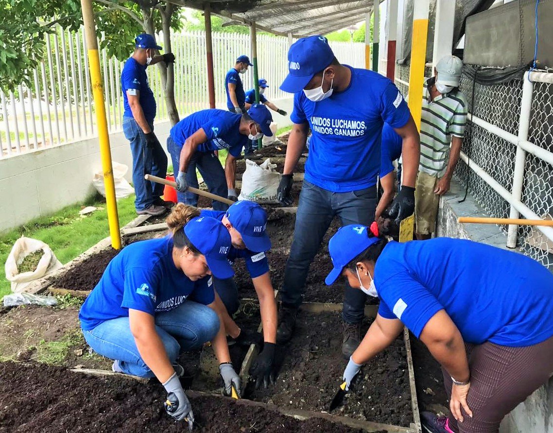 colectivotraso's tweet photo. #UnidosLuchamos #UnidosGanamos Con voluntarios de #Lamitech realizamos adecuación de la huerta del CDI Jardín Social, Ciénaga de la Virgen, en el barrio El Líbano. #PrimeraInfancia #ViveUnido #SomosUnitedWay @UnitedWay https://t.co/Gvj5rv2cpl