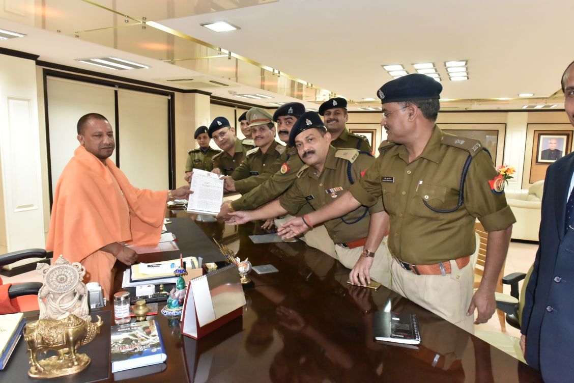 ppsofficersup's tweet photo. पीपीएस अधिकारियों के एक प्रतिनिधिमंडल ने अध्यक्ष / अपर पुलिस अधीक्षक श्री अजय कुमार के साथ आदरणीय मुख्यमंत्री श्री @myogiadityanath जी से मिलकर अपनी समस्याओं के संबंध में एक ज्ञापन दिया। मुख्यमंत्री जी ने कैडर की समस्याओं के समाधान हेतु अत्यंत सकारात्मक आश्वासन दिया गया
#ppsup https://t.co/kOXQFU9CAO
