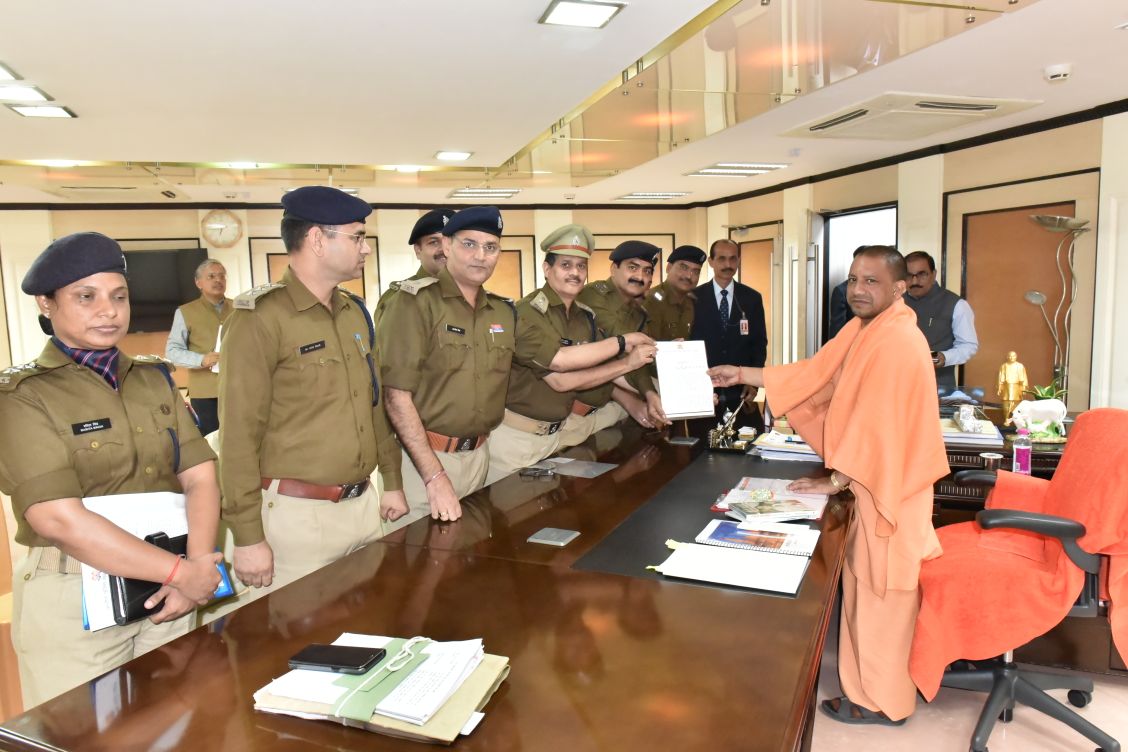 ppsofficersup's tweet photo. पीपीएस अधिकारियों के एक प्रतिनिधिमंडल ने अध्यक्ष / अपर पुलिस अधीक्षक श्री अजय कुमार के साथ आदरणीय मुख्यमंत्री श्री @myogiadityanath जी से मिलकर अपनी समस्याओं के संबंध में एक ज्ञापन दिया। मुख्यमंत्री जी ने कैडर की समस्याओं के समाधान हेतु अत्यंत सकारात्मक आश्वासन दिया गया
#ppsup https://t.co/kOXQFU9CAO