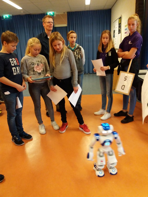 albert_oving's tweet photo. Wat zijn er toch bijzondere regionale initiatieven waarbij in de ketenaanpak van PO naar VO ze zichtbaar van elkaar genieten. KWTG was betrokken bij de Techdag van het Corlaercollege in Nijkerk vandaag.  @corlaercollege @KWTGelderland https://t.co/ew63HAhU4Q