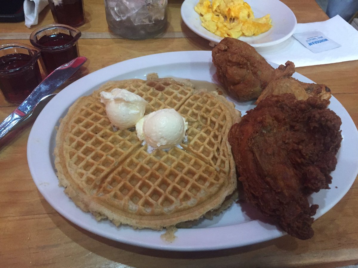 bobbythebookie's tweet photo. Maybe eating healthy starts at lunch.
#kuzzos
#chickenandwaffles https://t.co/bo7tKwXAyC