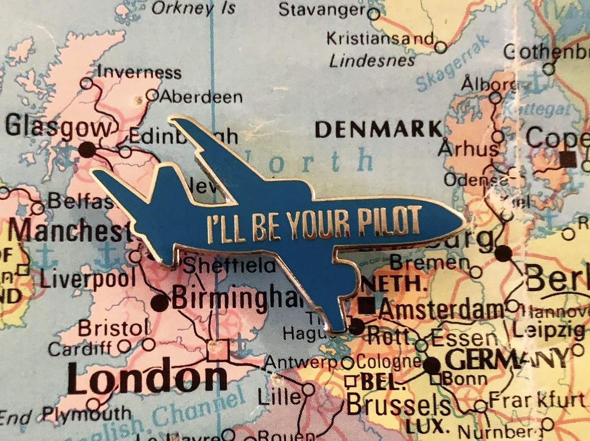 bellesglasgow's tweet image. Check our new badge! Dreaming of warmer climes. #i'llbeyourpilot 🛫 #tourtimesahead #merching bit.ly/2zzu6Fl