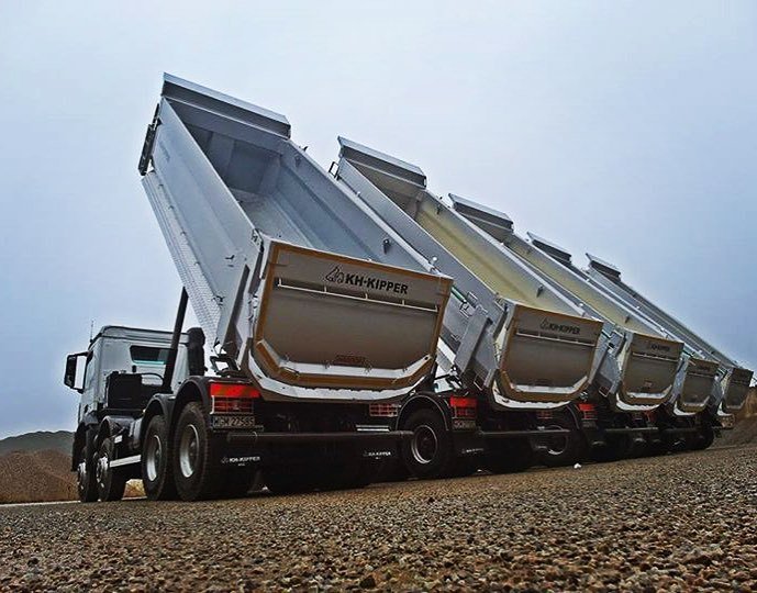hardoxinmybody's tweet photo. Tippers in a row by our Hardox In My Body member @khkipper. All made in Hardox wear plate for extra resistance against wear and impact. 💪💪💪 #proudmember #khkipper #hardoxinmybody https://t.co/r2vMRK3s0x
