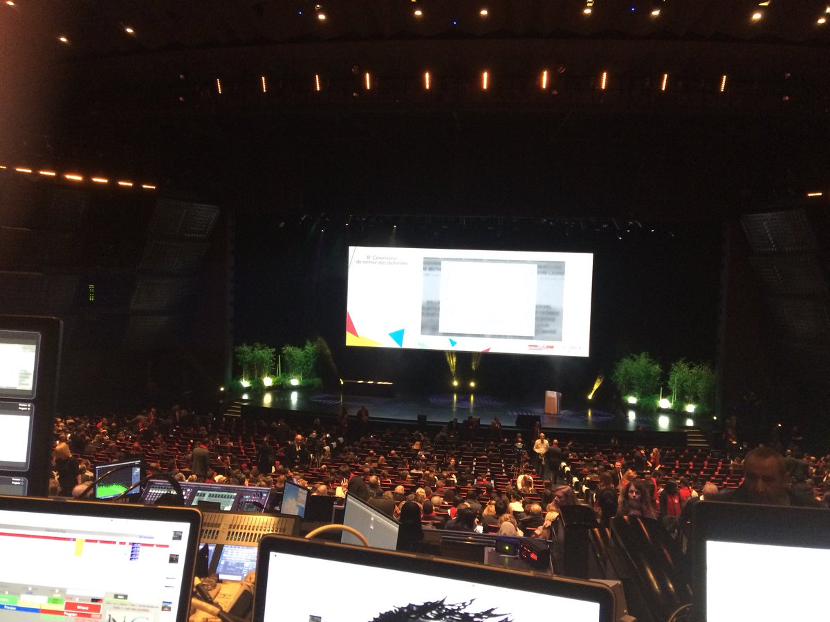 CSOEC's tweet photo. Les participants à la remise du DEC s'installent dans le Grand Amphithéâtre du Palais des Congrès de Paris ! https://t.co/ag8wJ6qM4Y