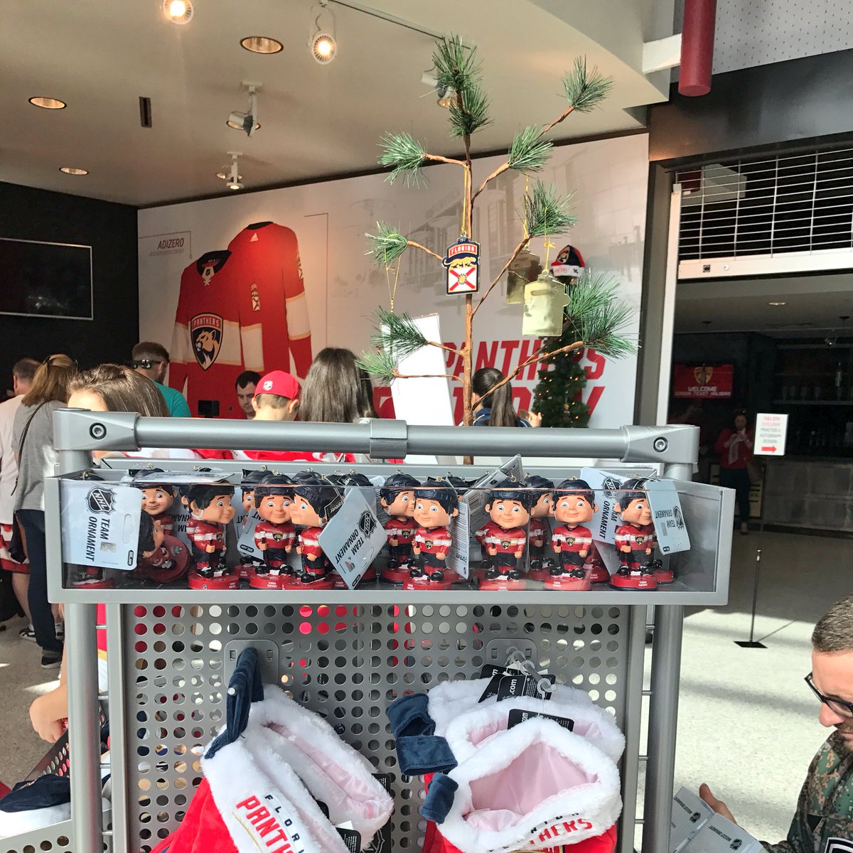 Time to get your holiday shopping done!  ⏰: 10am- 2pm 📍: Pantherland https://t.co/07G7b88LVX