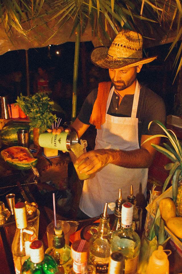 Fiigee_'s tweet photo. Bienvenue à Quentin ! 💁♂️ Il rejoint l'aventure #FIIGEE et vous propose de vivre une expérience unique au coeur de la jungle mexicaine près de Tulum entre #tequila et #mezcal 🥥 dans des palpas maya 🌴😍 #VoyageDuVendredi https://t.co/g1ikh2IHtT