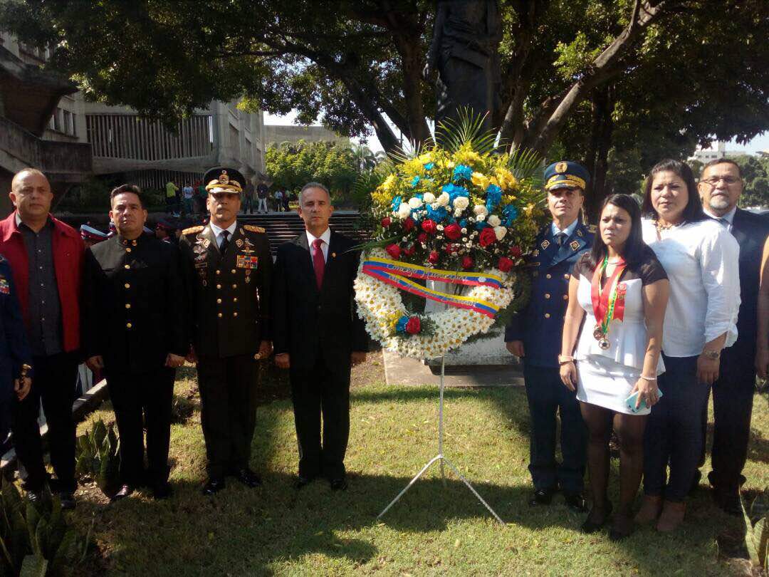 freddybernal_ve's tweet photo. Es un orgullo ser Orador de Orden en la sección solemne del Consejo Legislativo del estado Aragua con motivo al 97 aniversario del la Aviación Militar Bolivariana @aviacionfanb #LaVozDelPuebloDeBolivar https://t.co/QyklRZaaG9