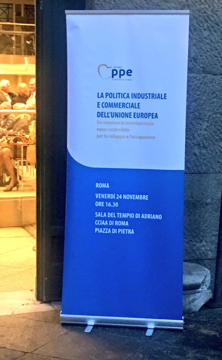 figiovanilazio's tweet photo. Adesso in diretta dal #TempioDiAdriano parte della #foltadelegazione di @fig_roma con @AngieCalabria che sta per prendere parte al convegno con @SalvoCicu e @Antonio_Tajani #PoliticaIndustrialeECommercialeUe! #NonCiFermiamoMai https://t.co/uEGh7N2FuI