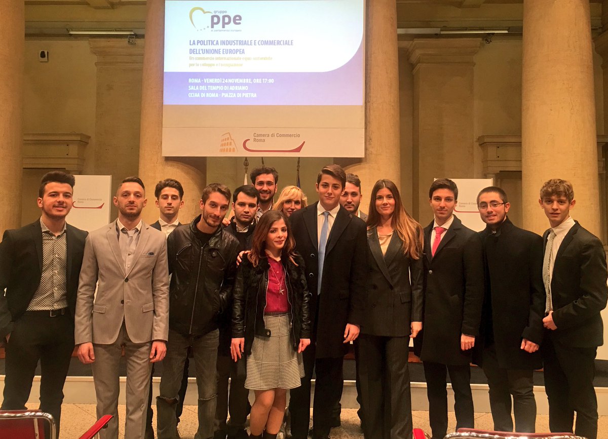 figiovanilazio's tweet photo. Adesso in diretta dal #TempioDiAdriano parte della #foltadelegazione di @fig_roma con @AngieCalabria che sta per prendere parte al convegno con @SalvoCicu e @Antonio_Tajani #PoliticaIndustrialeECommercialeUe! #NonCiFermiamoMai https://t.co/uEGh7N2FuI
